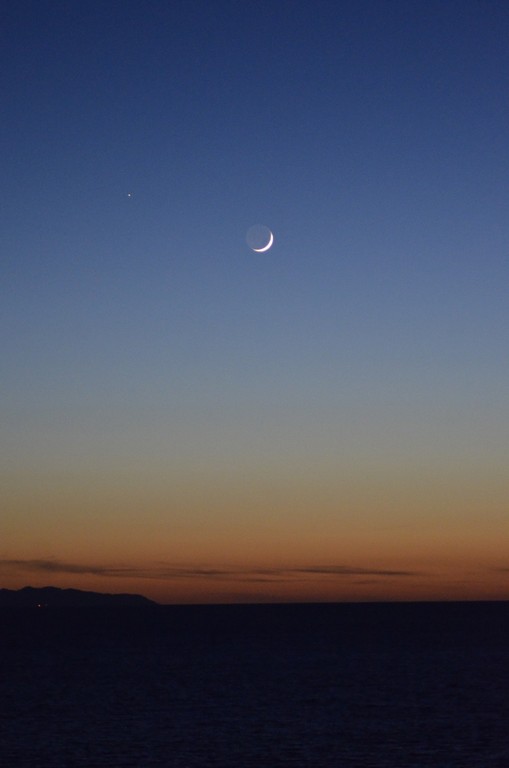 Immagine:DSC0729r_falcetto_luna_Aldebaran_vert.JPG
